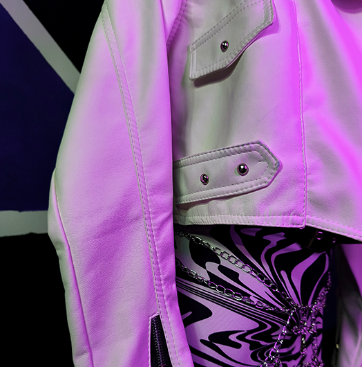 Chaqueta Blanca Crop con remaches - Image 3