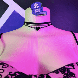 Chocker Delgado con corazón detalle negro