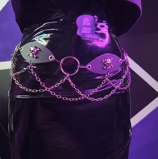 Correa con aros cadenas y calaveras