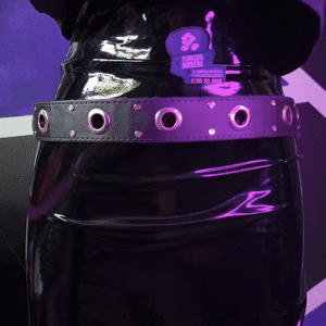 Correa Negra remaches metálicos y hoyos