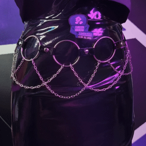 Correa con aros y cadenas