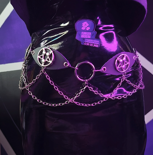 Correa aros con estrella de cinco puntas y cadenas