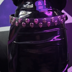 Correa negra con remaches de calavera