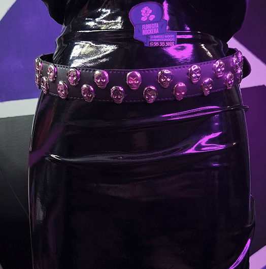 Correa negra con remaches de calavera