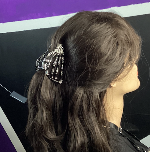 Pinza para el cabello manos esqueleto